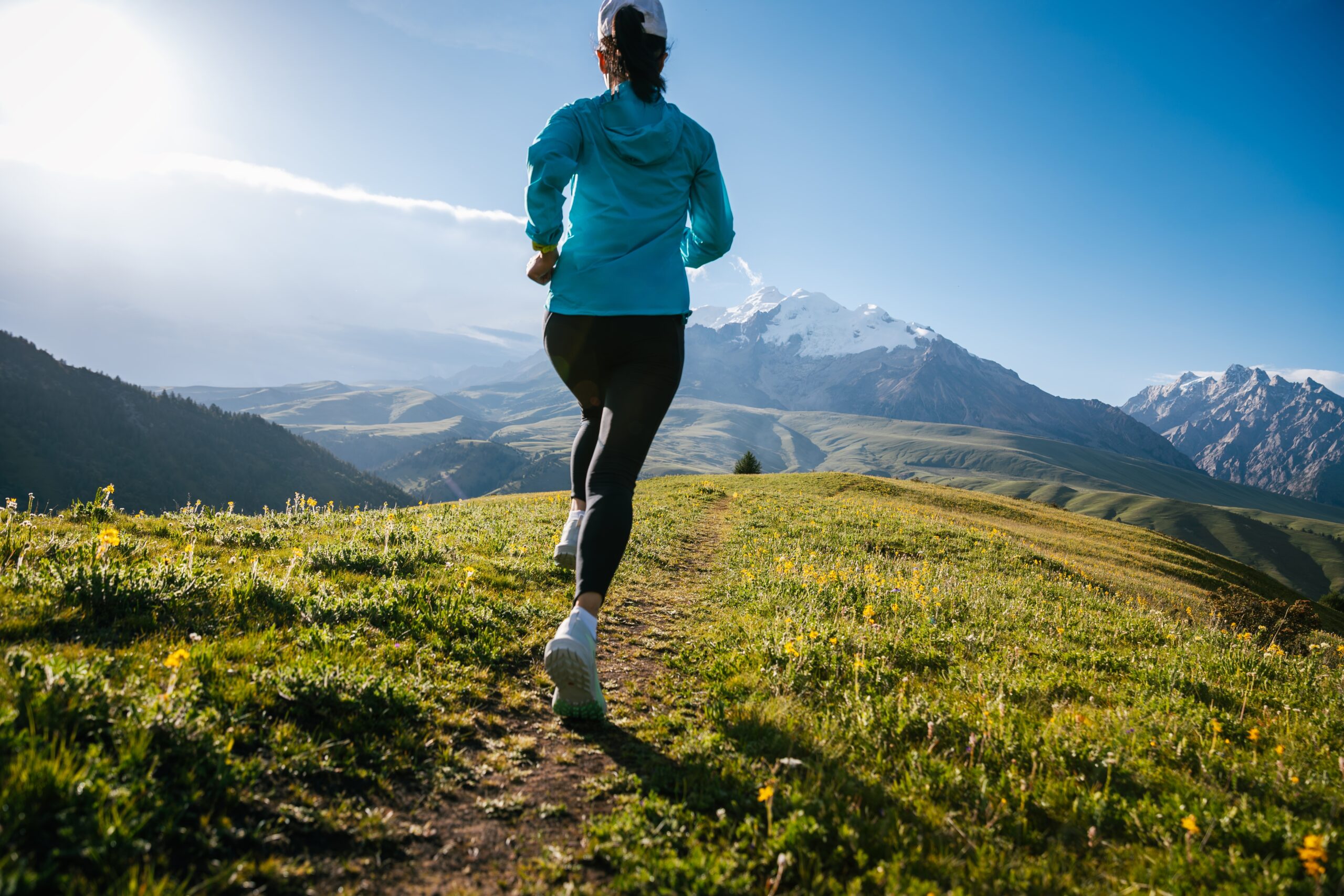 Trail,Runner,Running,On,The,High,Altitude,Grassland,Mountain,Top